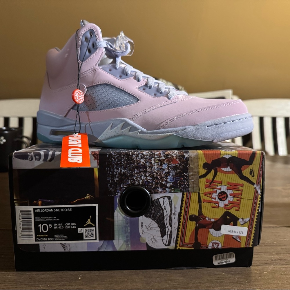 Jordan Retro SE Sneakers in Light Pink and Gray